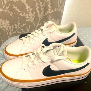 Brand new women’s size 9 Nike shoes never worn